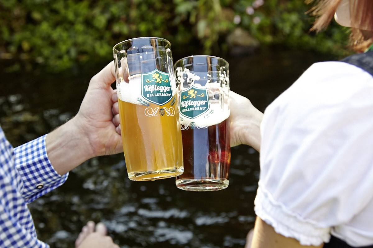 Anstoßen mit Kisslegger Kellerbräu