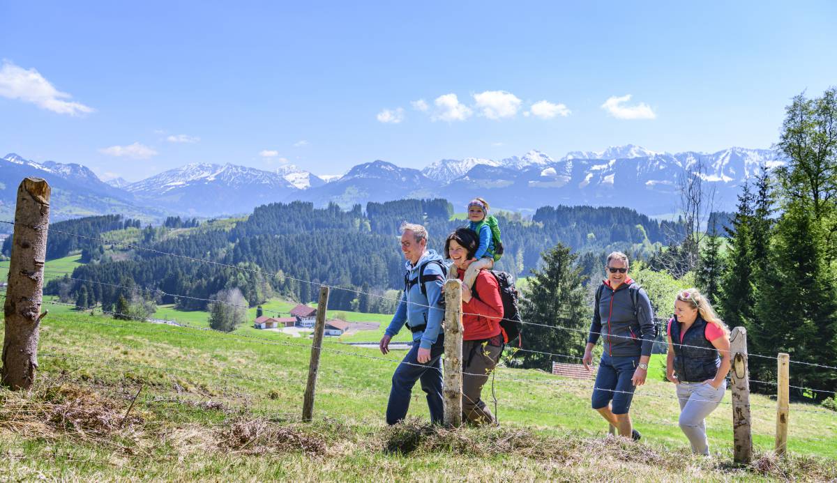 Familie beim Wandern im Allgäu