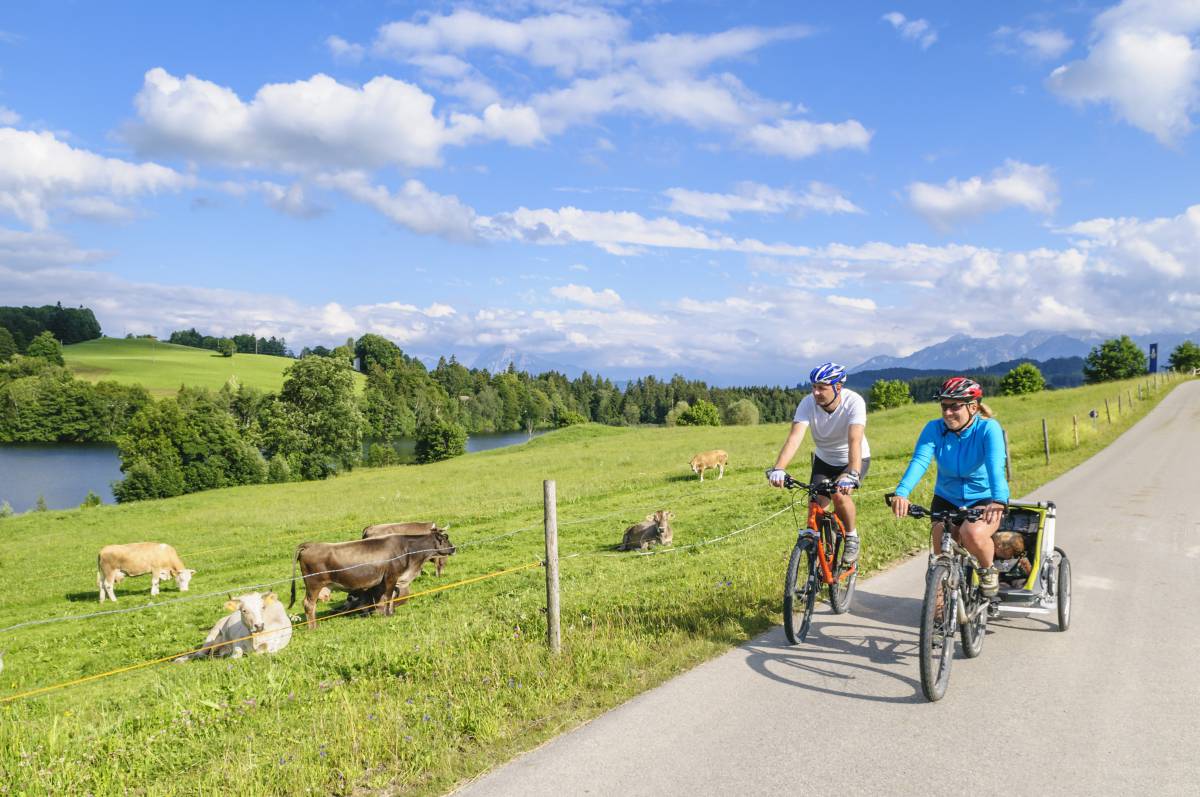 Paar beim Rad fahren im Allgäu