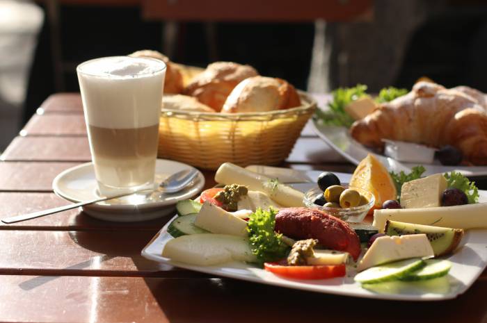 Frühstück mit Käseplatte und Capuccino